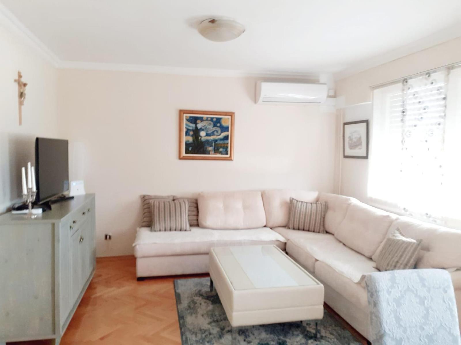 Spacious 80M2 Apartment In The Center Ljubuski Room photo